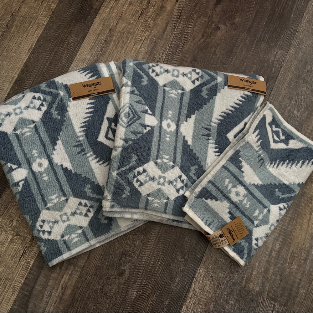 Nwt Wrangler Aztec Bath and Hand Towel Set